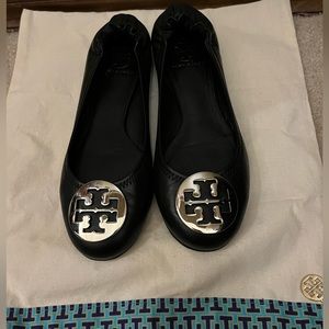 EUC/Like new Black Tory Burch Reva size 7 ballet flats with silver medallion.